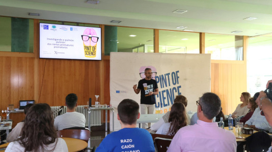 La cafetería del Pazo da Cultura se llenó en la segunda jornada del Pint of Science para las charlas del pediatra Alejandro Ávila y la biotecnóloga, Alba Vilariño