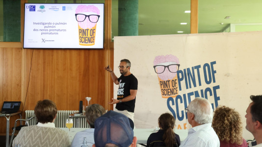 La cafetería del Pazo da Cultura se llenó en la segunda jornada del Pint of Science para las charlas del pediatra Alejandro Ávila y la biotecnóloga, Alba Vilariño