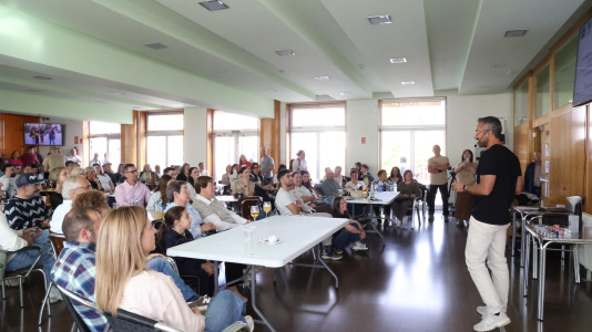 La cafetería del Pazo da Cultura se llenó en la segunda jornada del Pint of Science para las charlas del pediatra Alejandro Ávila y la biotecnóloga, Alba Vilariño