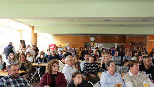 La cafetería del Pazo da Cultura se llenó en la segunda jornada del Pint of Science para las charlas del pediatra Alejandro Ávila y la biotecnóloga, Alba Vilariño