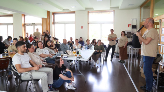 La cafetería del Pazo da Cultura se llenó en la segunda jornada del Pint of Science para las charlas del pediatra Alejandro Ávila y la biotecnóloga, Alba Vilariño