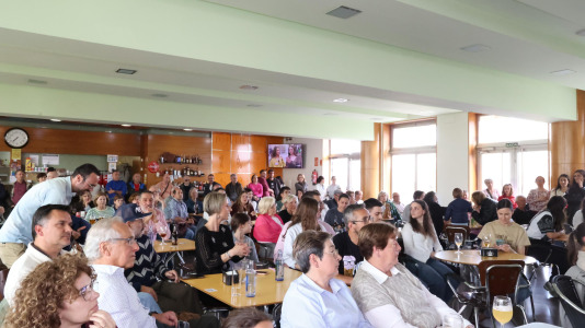 La cafetería del Pazo da Cultura se llenó en la segunda jornada del Pint of Science para las charlas del pediatra Alejandro Ávila y la biotecnóloga, Alba Vilariño