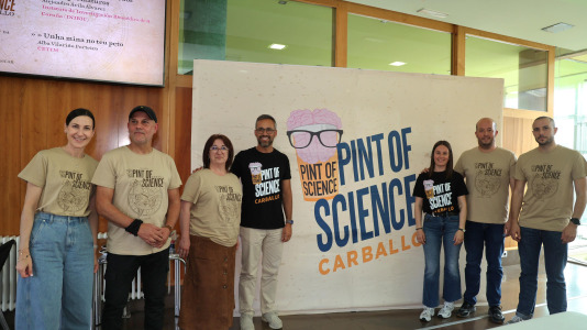 La cafetería del Pazo da Cultura se llenó en la segunda jornada del Pint of Science para las charlas del pediatra Alejandro Ávila y la biotecnóloga, Alba Vilariño