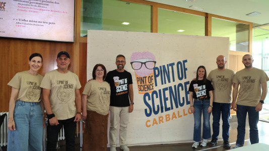La cafetería del Pazo da Cultura se llenó en la segunda jornada del Pint of Science para las charlas del pediatra Alejandro Ávila y la biotecnóloga, Alba Vilariño