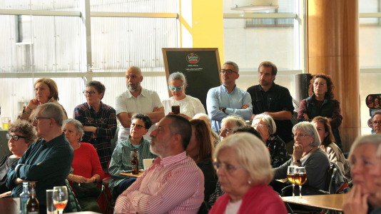 La cafetería del Pazo da Cultura se llenó en la segunda jornada del Pint of Science para las charlas del pediatra Alejandro Ávila y la biotecnóloga, Alba Vilariño