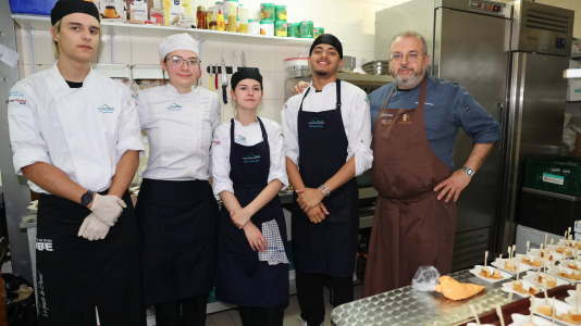 La cafetería del Pazo da Cultura se llenó en la segunda jornada del Pint of Science para las charlas del pediatra Alejandro Ávila y la biotecnóloga, Alba Vilariño