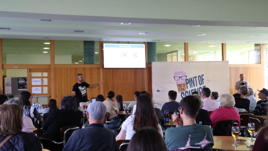 La cafetería del Pazo da Cultura se llenó en la segunda jornada del Pint of Science para las charlas del pediatra Alejandro Ávila y la biotecnóloga, Alba Vilariño