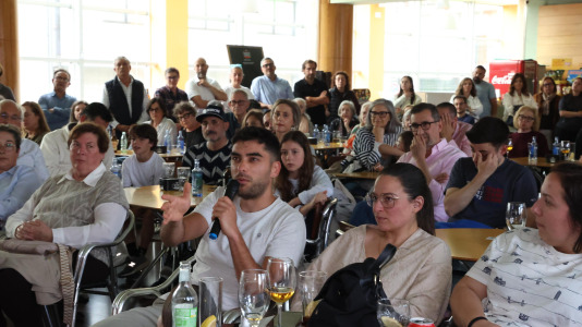 La cafetería del Pazo da Cultura se llenó en la segunda jornada del Pint of Science para las charlas del pediatra Alejandro Ávila y la biotecnóloga, Alba Vilariño