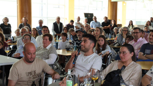 La cafetería del Pazo da Cultura se llenó en la segunda jornada del Pint of Science para las charlas del pediatra Alejandro Ávila y la biotecnóloga, Alba Vilariño
