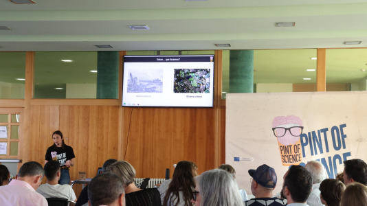 La cafetería del Pazo da Cultura se llenó en la segunda jornada del Pint of Science para las charlas del pediatra Alejandro Ávila y la biotecnóloga, Alba Vilariño