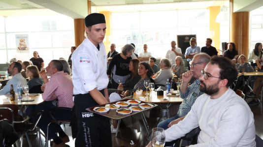 La cafetería del Pazo da Cultura se llenó en la segunda jornada del Pint of Science para las charlas del pediatra Alejandro Ávila y la biotecnóloga, Alba Vilariño