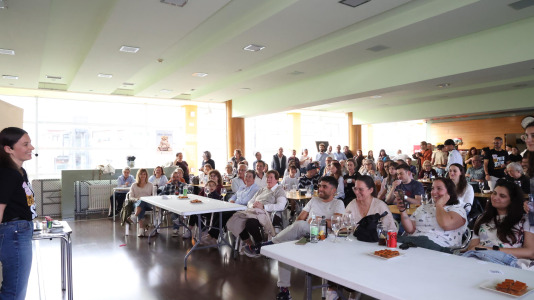 La cafetería del Pazo da Cultura se llenó en la segunda jornada del Pint of Science para las charlas del pediatra Alejandro Ávila y la biotecnóloga, Alba Vilariño