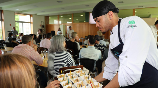 La cafetería del Pazo da Cultura se llenó en la segunda jornada del Pint of Science para las charlas del pediatra Alejandro Ávila y la biotecnóloga, Alba Vilariño