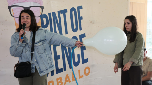 La cafetería del Pazo da Cultura se llenó en la segunda jornada del Pint of Science para las charlas del pediatra Alejandro Ávila y la biotecnóloga, Alba Vilariño