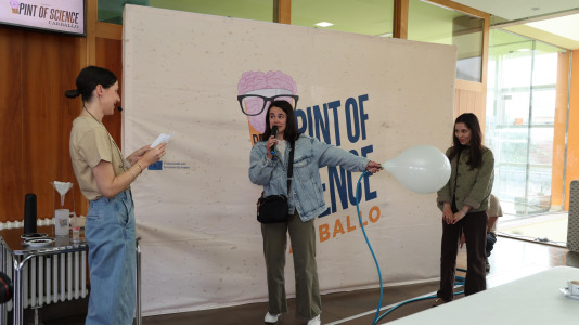 La cafetería del Pazo da Cultura se llenó en la segunda jornada del Pint of Science para las charlas del pediatra Alejandro Ávila y la biotecnóloga, Alba Vilariño