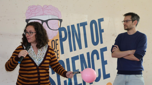 La cafetería del Pazo da Cultura se llenó en la segunda jornada del Pint of Science para las charlas del pediatra Alejandro Ávila y la biotecnóloga, Alba Vilariño