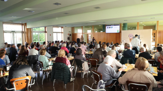 La cafetería del Pazo da Cultura se llenó en la segunda jornada del Pint of Science para las charlas del pediatra Alejandro Ávila y la biotecnóloga, Alba Vilariño