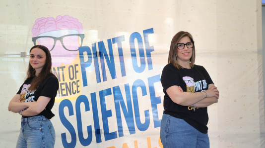 El Pint of Science se despidió este miércoles hasta el próximo año con las charlas de Olalla Rama e Isabel García