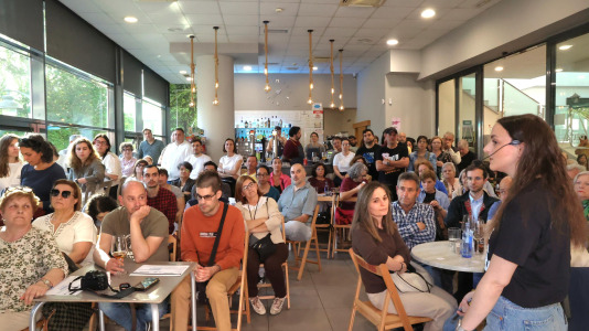 El Pint of Science se despidió este miércoles hasta el próximo año con las charlas de Olalla Rama e Isabel García