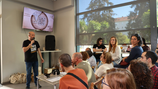 El Pint of Science se despidió este miércoles hasta el próximo año con las charlas de Olalla Rama e Isabel García