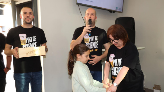 El Pint of Science se despidió este miércoles hasta el próximo año con las charlas de Olalla Rama e Isabel García