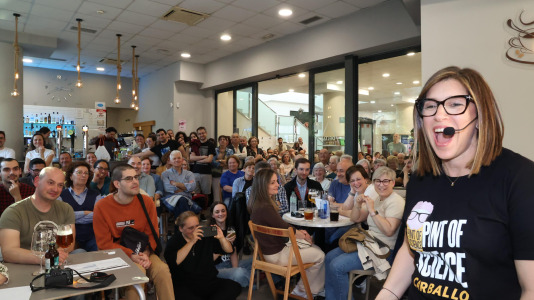 El Pint of Science se despidió este miércoles hasta el próximo año con las charlas de Olalla Rama e Isabel García
