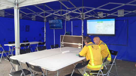 Más de un centenar de personas participaron este jueves en el simulacro de incendio forestal que tuvo lugar en Fisterra con el objetivo de comprobar la coordinación de los servicios implicados con los centros de coordinación de emergencias
