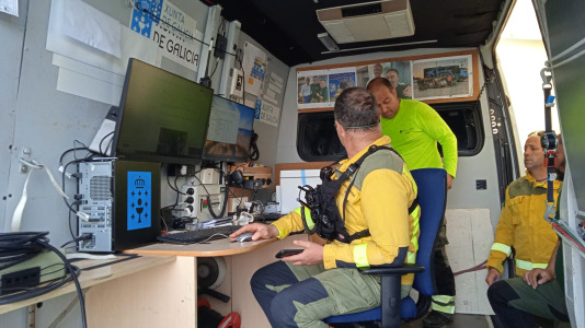 Más de un centenar de personas participaron este jueves en el simulacro de incendio forestal que tuvo lugar en Fisterra con el objetivo de comprobar la coordinación de los servicios implicados con los centros de coordinación de emergencias
