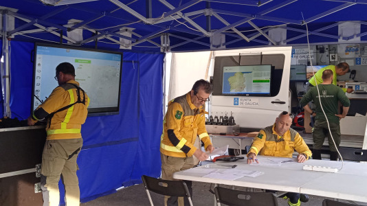 Más de un centenar de personas participaron este jueves en el simulacro de incendio forestal que tuvo lugar en Fisterra con el objetivo de comprobar la coordinación de los servicios implicados con los centros de coordinación de emergencias