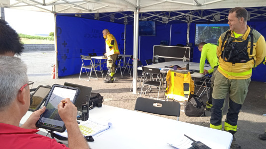 Más de un centenar de personas participaron este jueves en el simulacro de incendio forestal que tuvo lugar en Fisterra con el objetivo de comprobar la coordinación de los servicios implicados con los centros de coordinación de emergencias