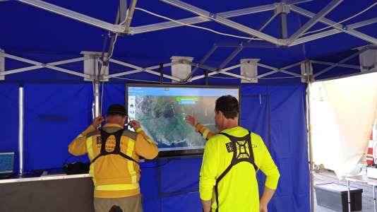 Más de un centenar de personas participaron este jueves en el simulacro de incendio forestal que tuvo lugar en Fisterra con el objetivo de comprobar la coordinación de los servicios implicados con los centros de coordinación de emergencias
