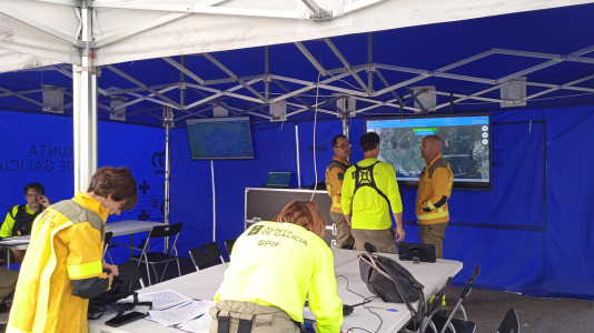 Más de un centenar de personas participaron este jueves en el simulacro de incendio forestal que tuvo lugar en Fisterra con el objetivo de comprobar la coordinación de los servicios implicados con los centros de coordinación de emergencias