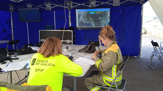 Más de un centenar de personas participaron este jueves en el simulacro de incendio forestal que tuvo lugar en Fisterra con el objetivo de comprobar la coordinación de los servicios implicados con los centros de coordinación de emergencias