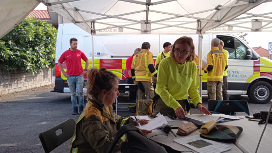 Más de un centenar de personas participaron este jueves en el simulacro de incendio forestal que tuvo lugar en Fisterra con el objetivo de comprobar la coordinación de los servicios implicados con los centros de coordinación de emergencias