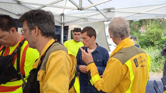 Más de un centenar de personas participaron este jueves en el simulacro de incendio forestal que tuvo lugar en Fisterra con el objetivo de comprobar la coordinación de los servicios implicados con los centros de coordinación de emergencias