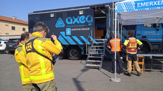 Más de un centenar de personas participaron este jueves en el simulacro de incendio forestal que tuvo lugar en Fisterra con el objetivo de comprobar la coordinación de los servicios implicados con los centros de coordinación de emergencias