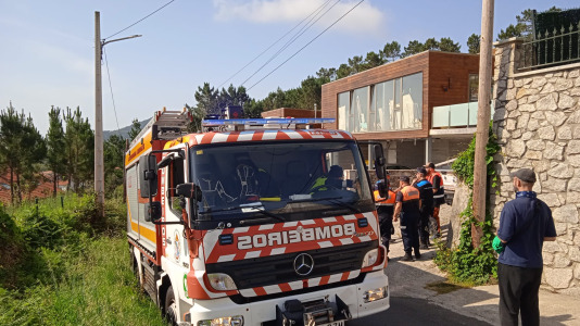 Más de un centenar de personas participaron este jueves en el simulacro de incendio forestal que tuvo lugar en Fisterra con el objetivo de comprobar la coordinación de los servicios implicados con los centros de coordinación de emergencias