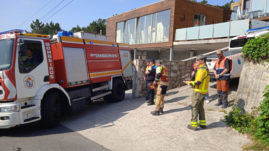Más de un centenar de personas participaron este jueves en el simulacro de incendio forestal que tuvo lugar en Fisterra con el objetivo de comprobar la coordinación de los servicios implicados con los centros de coordinación de emergencias