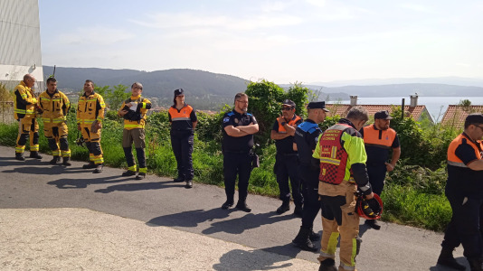 Más de un centenar de personas participaron este jueves en el simulacro de incendio forestal que tuvo lugar en Fisterra con el objetivo de comprobar la coordinación de los servicios implicados con los centros de coordinación de emergencias