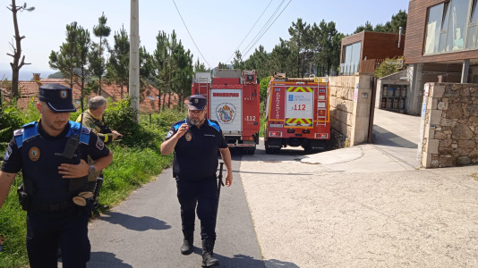 Más de un centenar de personas participaron este jueves en el simulacro de incendio forestal que tuvo lugar en Fisterra con el objetivo de comprobar la coordinación de los servicios implicados con los centros de coordinación de emergencias