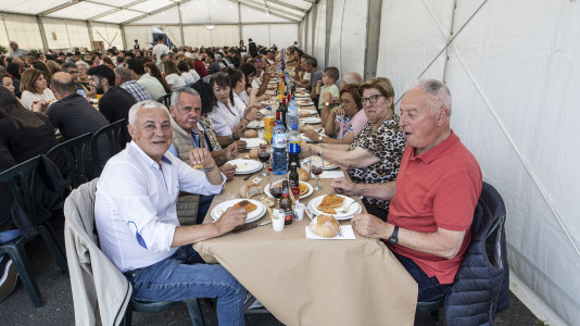 Más de 400 personas disfrutaron este domingo de la pulpada de San Román que tuvo lugar en Cabovilaño, A Laracha