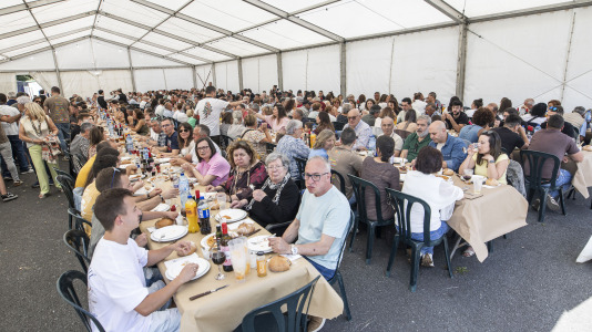 Más de 400 personas disfrutaron este domingo de la pulpada de San Román que tuvo lugar en Cabovilaño, A Laracha