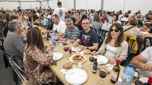 Más de 400 personas disfrutaron este domingo de la pulpada de San Román que tuvo lugar en Cabovilaño, A Laracha