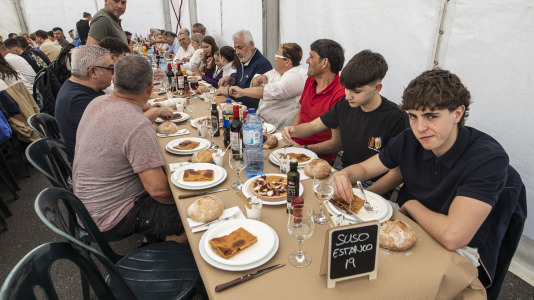 Más de 400 personas disfrutaron este domingo de la pulpada de San Román que tuvo lugar en Cabovilaño, A Laracha