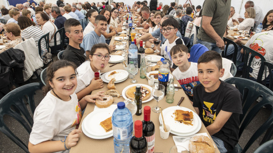 Más de 400 personas disfrutaron este domingo de la pulpada de San Román que tuvo lugar en Cabovilaño, A Laracha