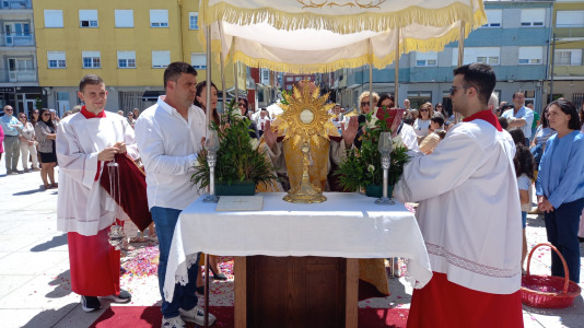 Los vimianceses celebraron este domingo las fiestas del Corpus, con una misa cantada por la coral da Costa da Morte y procesión acompañada por la banda de música de Ponteceso. La elaboración de las alfombras florales contó con la colaboración de Cáritas, los niños del catecismo vecinos del municipio