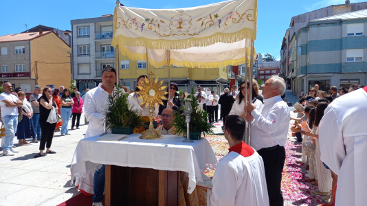 Los vimianceses celebraron este domingo las fiestas del Corpus, con una misa cantada por la coral da Costa da Morte y procesión acompañada por la banda de música de Ponteceso. La elaboración de las alfombras florales contó con la colaboración de Cáritas, los niños del catecismo vecinos del municipio