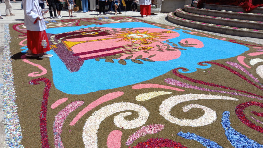 Los vimianceses celebraron este domingo las fiestas del Corpus, con una misa cantada por la coral da Costa da Morte y procesión acompañada por la banda de música de Ponteceso. La elaboración de las alfombras florales contó con la colaboración de Cáritas, los niños del catecismo vecinos del municipio
