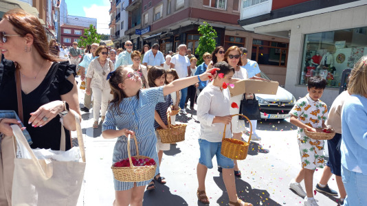 Los vimianceses celebraron este domingo las fiestas del Corpus, con una misa cantada por la coral da Costa da Morte y procesión acompañada por la banda de música de Ponteceso. La elaboración de las alfombras florales contó con la colaboración de Cáritas, los niños del catecismo vecinos del municipio