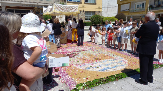 Los vimianceses celebraron este domingo las fiestas del Corpus, con una misa cantada por la coral da Costa da Morte y procesión acompañada por la banda de música de Ponteceso. La elaboración de las alfombras florales contó con la colaboración de Cáritas, los niños del catecismo vecinos del municipio